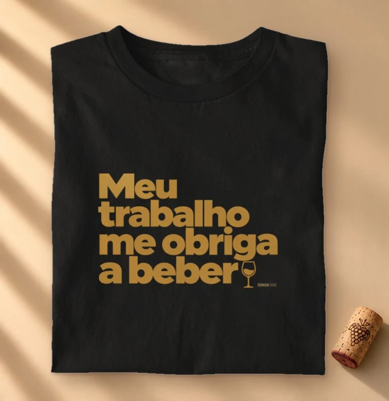Camiseta Meu Trabalho Me Obriga a Beber – Frase Divertida de Vinho - Camiseta