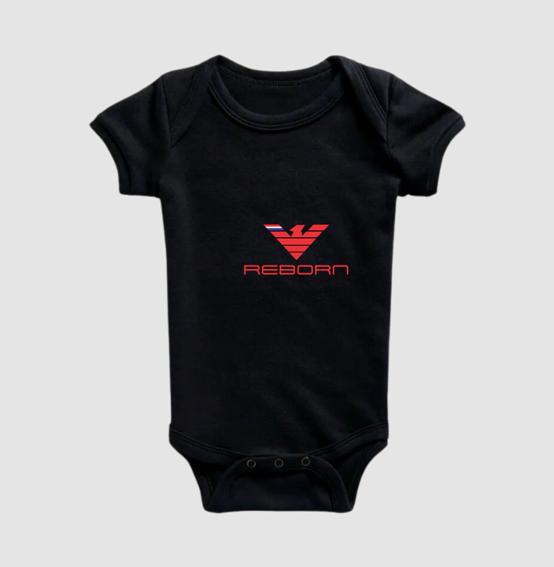 A estampa REBORN celebra o poder do renascimento. Inspirada na águia, símbolo universal de força, visão e liberdade, esta arte representa aqueles que se recusam a ser definidos pelas quedas e escolhem escrever uma nova história a cada desafio