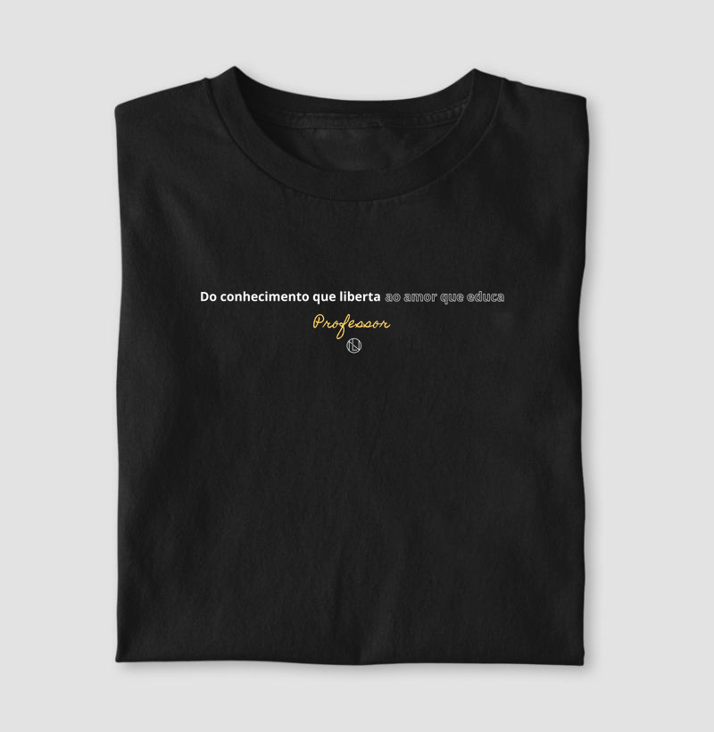 Camiseta " Do conhecimento que liberta ao amor que educa."
