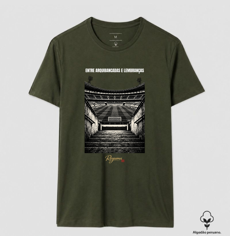 "Entre Arquibancadas e Lembranças" - Futebol - Camiseta Algodão Peruano Masculina, Feminina e Babylook
