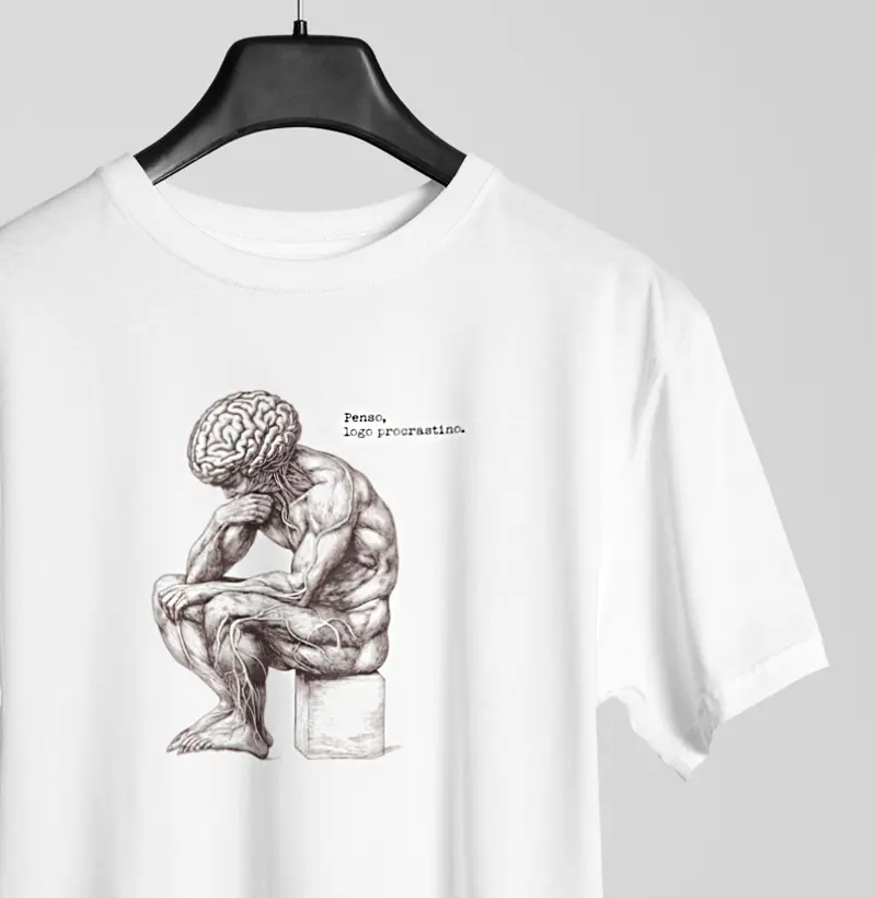 Camiseta - "Penso, logo procrastino"