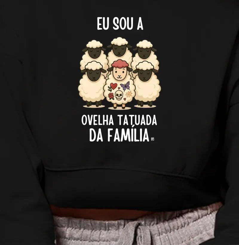 Cropped Moletom Eu sou a ovelha tatuada da família