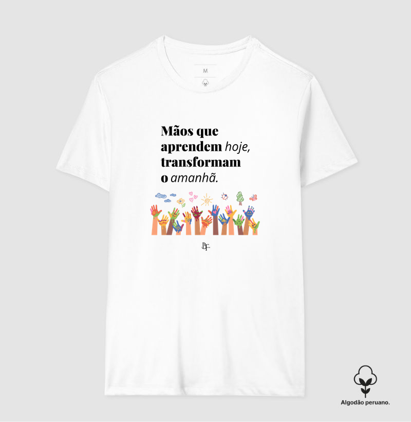 Mãos que aprendem hoje, transformam o amanhã - Camiseta Algodão Peruano