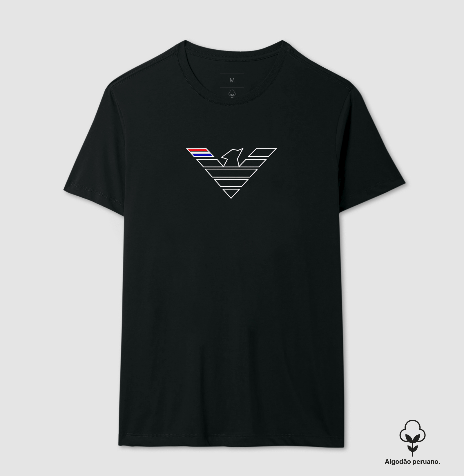 A estampa apresenta uma águia estilizada formada por linhas geométricas precisas, com influência moderna, esportiva e premium. As cores vermelha, branca e azul adicionam personalidade, força e sofisticação ao design. - Camiseta Algodão Peruano