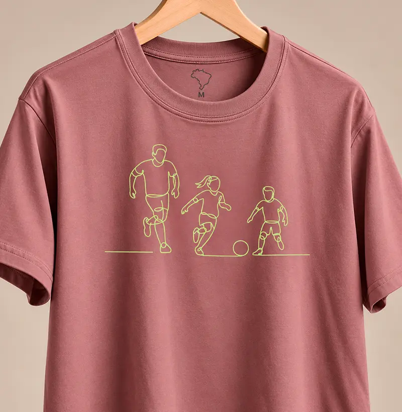 Família Jogando Futebol - Camiseta