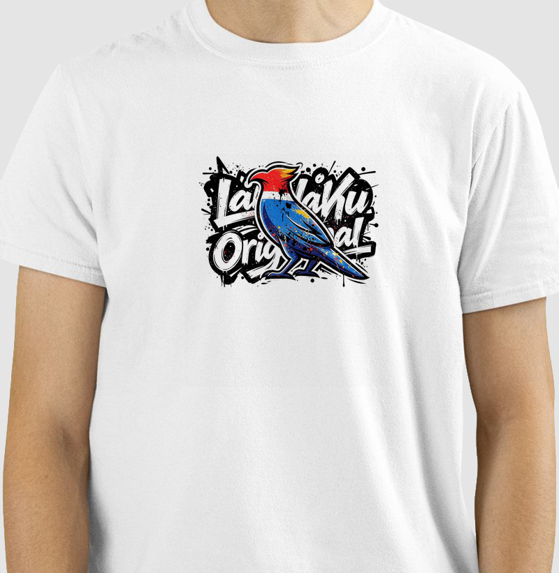O Carcará volta em versão grafitada, carregando nas asas o nome que domina o sertão e conquista as ruas — LÄHU Original. Essa estampa é pura energia, atitude e identidade, unindo o espírito livre do nordeste com o ritmo pulsante da cultura urbana. - Camiseta
