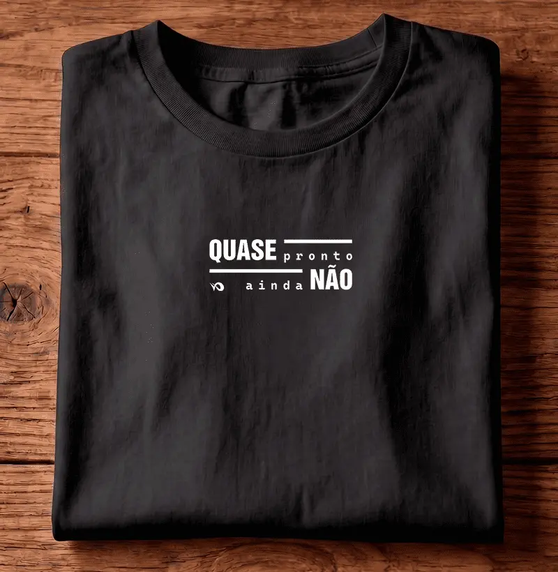 Quase Pronto. Ainda Não. | Camiseta - Algodão Peruano