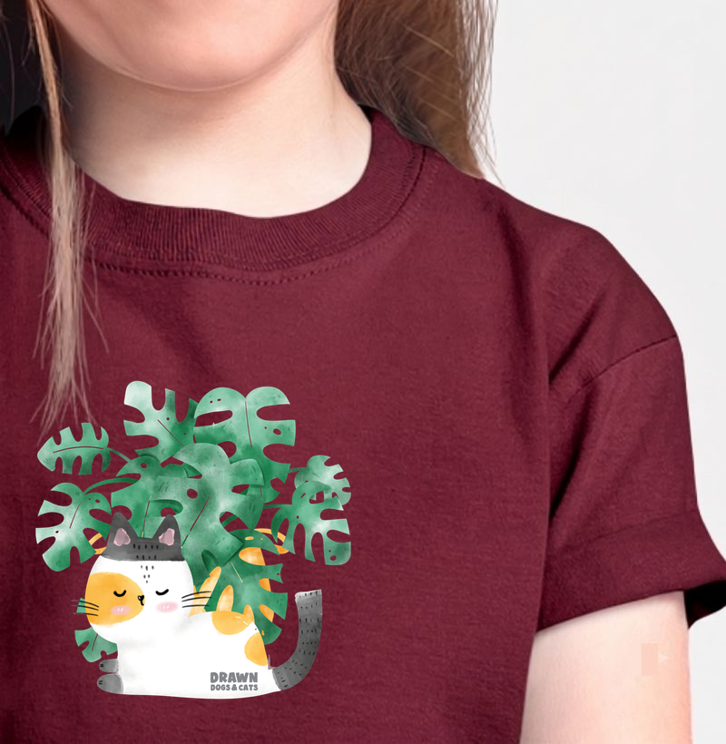 Gatinho branco e folhas de costela de Adão