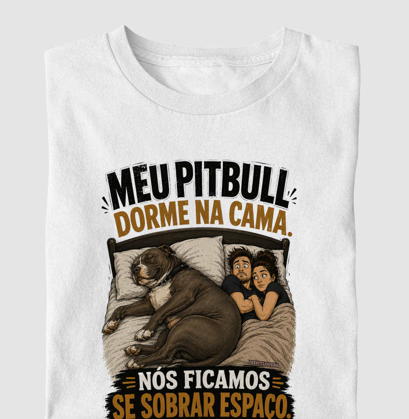 MEU PITBULL DORME NA CAMA. NÓS FICAMOS SE SOBRAR ESPAÇO.