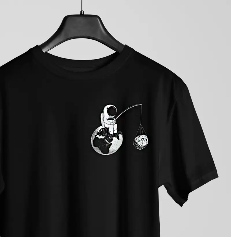 Camiseta - "Moon On The Hook"