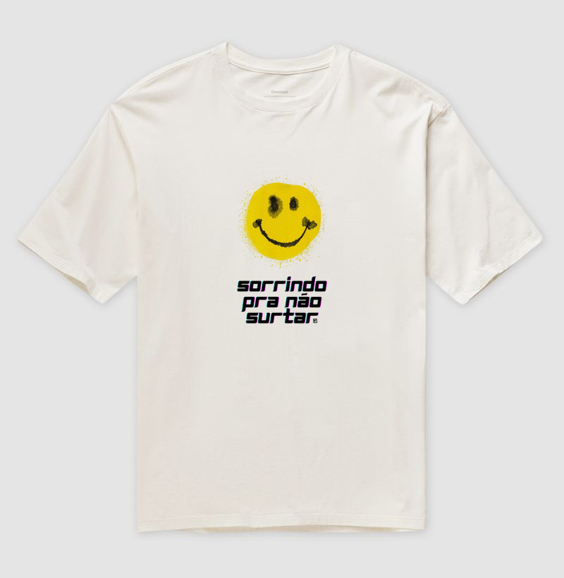 Camiseta Oversized Sorrindo pra não surtar 