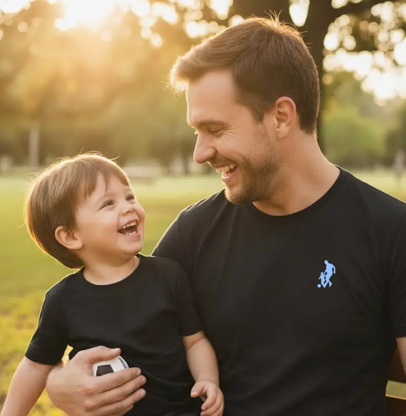 Pai jogando bola com filho