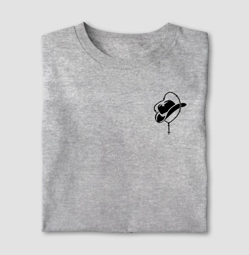 #chapéuCountry, #terçoCatólico, #féSertaneja, #símboloReligioso, #estiloCaminhoneiraCristã terço