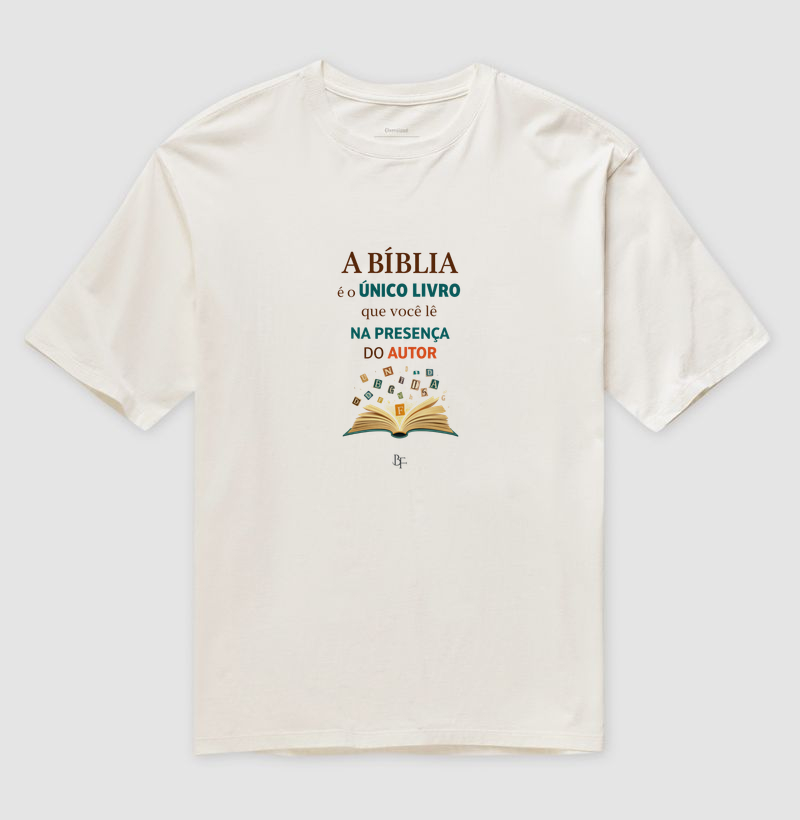 A Bíblia é o único livro que você lê na presença do Autor - Camiseta Oversized