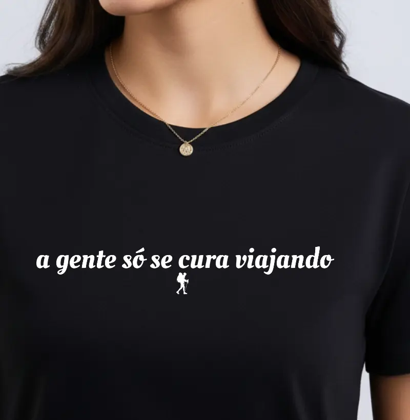 Camiseta A Gente So Se Cura Viajando | Frase Viagem Minimalista | Colecao Viciados em Viagem | Excursionista