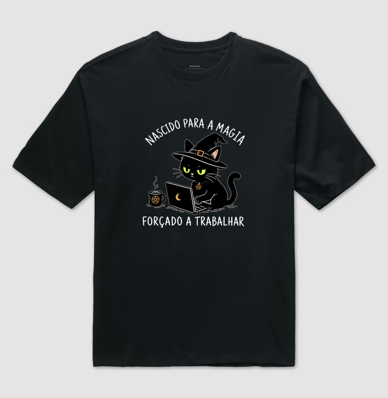 Nascido para a Magia, Forçado a Trabalhar - Camiseta Oversized