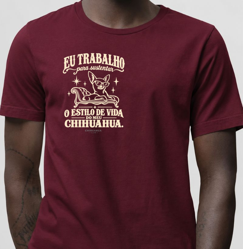 Eu trabalho para sustentar o estilo de vida do meu chihuahua - Camiseta