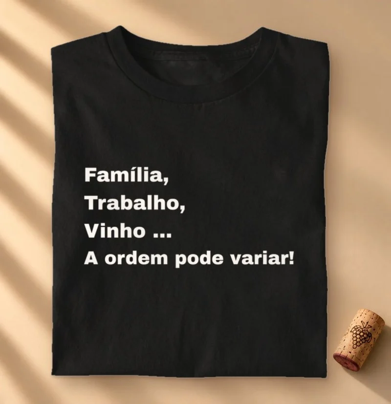 Camiseta Familia, Trabalho, Vinho