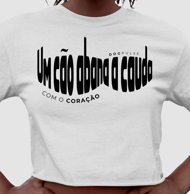 Cropped Um Cão Abana a Cauda com o Coração Dog Pulse