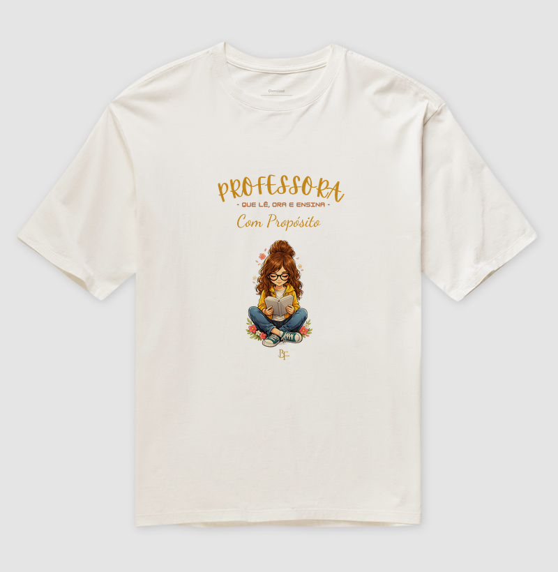 Professora que lê, ora e ensina com propósito - Camiseta Oversized