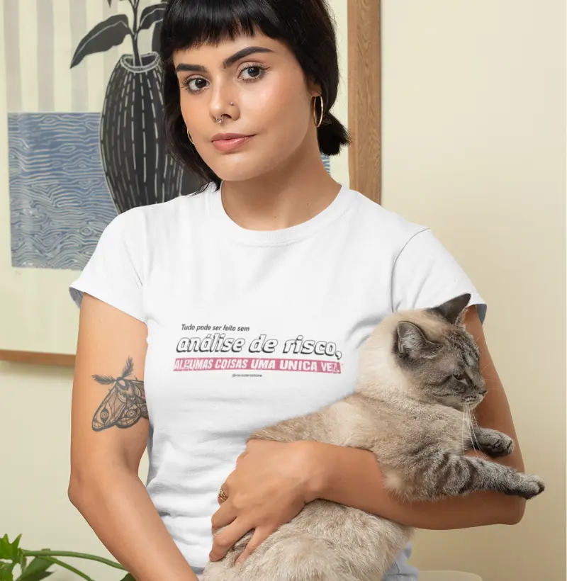 T-Shirt Feminina Branca - Análise de Risco Rosa