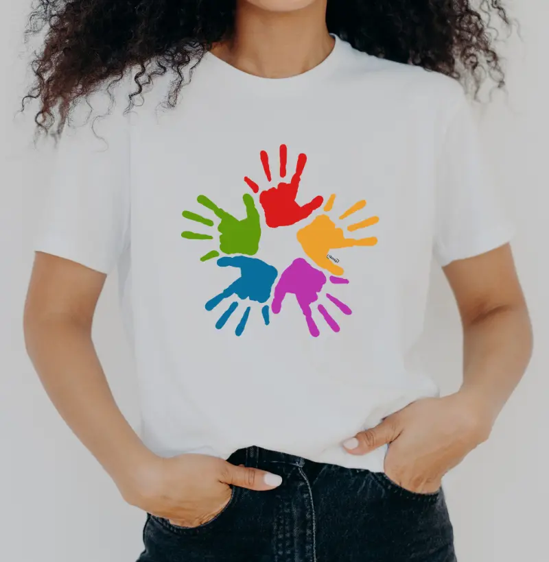 Camiseta "Mãos Coloridas"