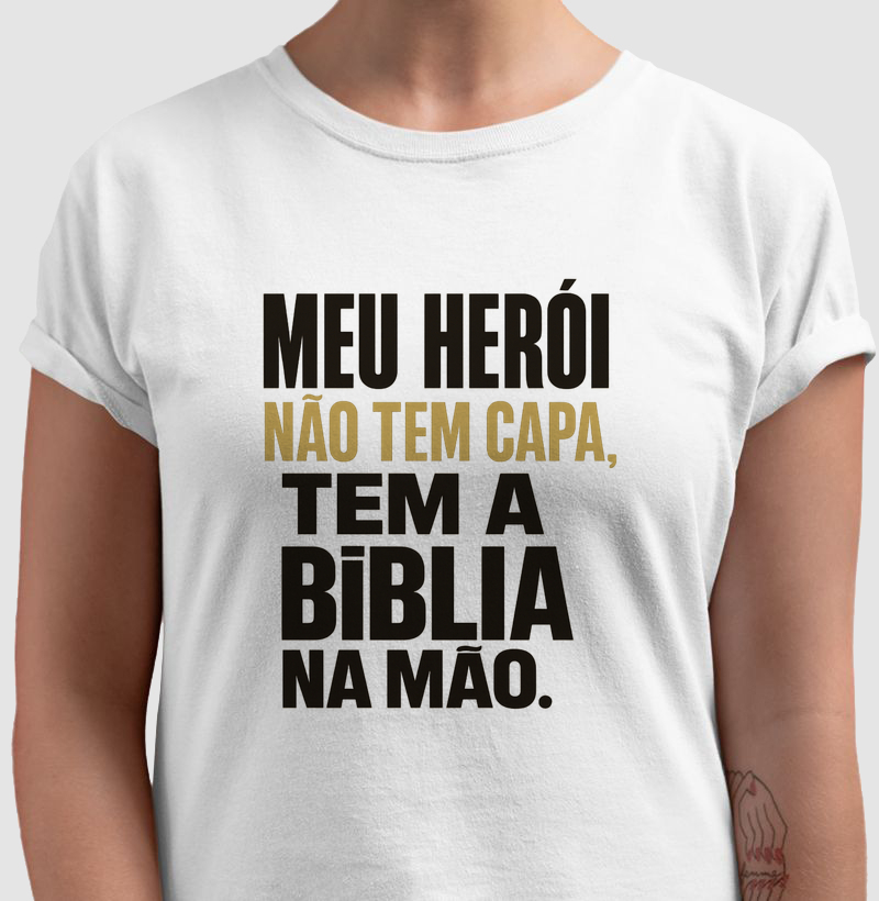 Meu pai não tem capa, tem a Bíblia na mão.