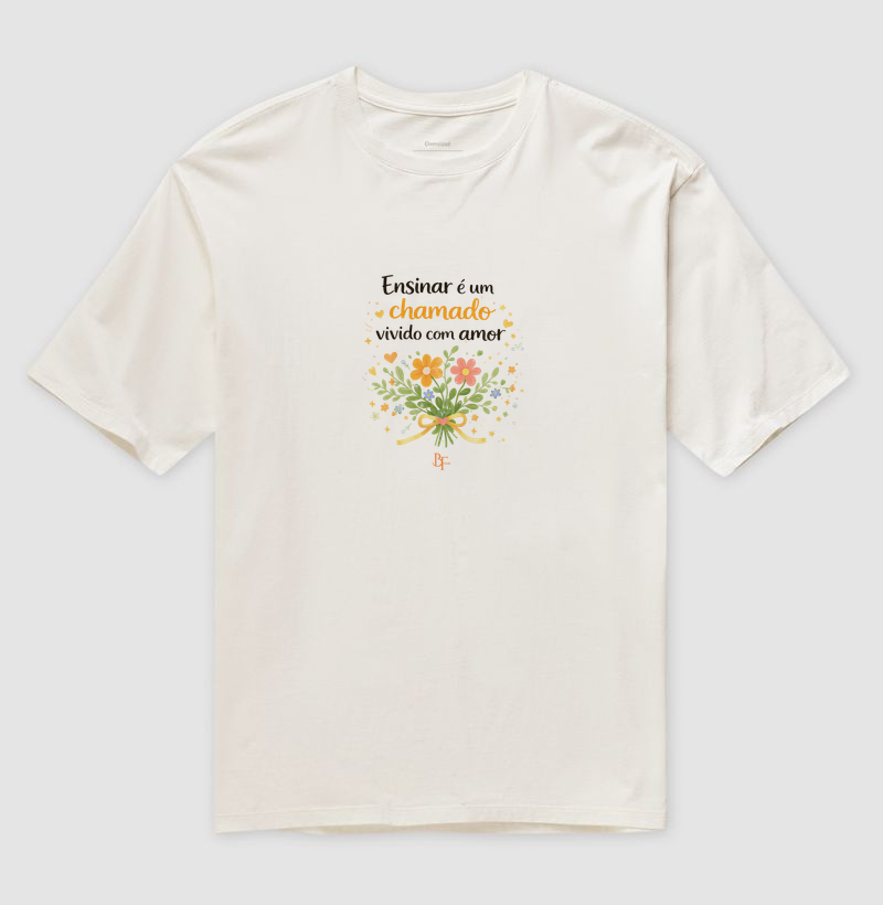 Ensinar é um chamado vivido com amor - Camiseta Oversized