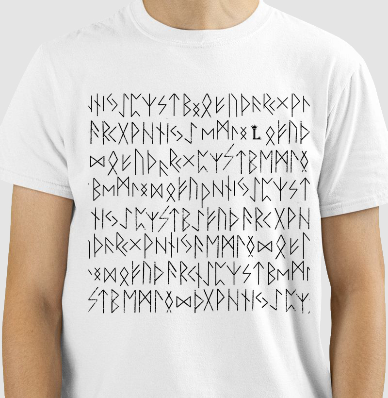 Camiseta Estampa Escrita Rúnica Preto