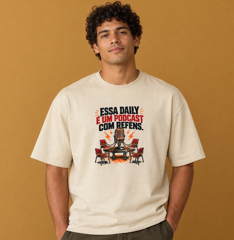 Essa daily é um podcast com reféns — Camiseta Oversized