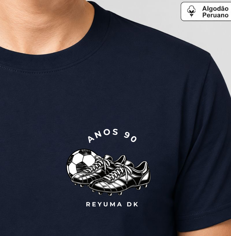 "Chuteira anos 90" - Futebol - Camiseta Algodão Peruano Masculina, Feminina e Babylook