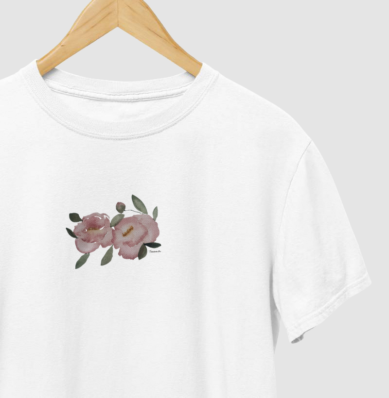 Camiseta Peônias em Aquarela – Arte por Taana