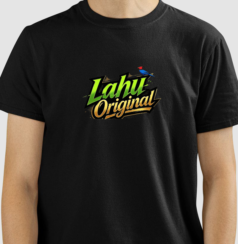 Mostre sua autenticidade com a estampa Lahu Original, uma fusão vibrante de arte e atitude. O design traz o nome em letras marcantes, com um toque dourado e um pássaro colorido que simboliza liberdade e criatividade.