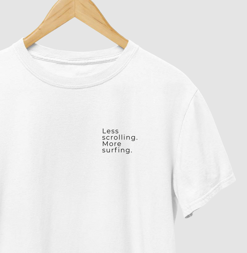 LESS SCROLLING. MORE SURFING. - Camiseta
