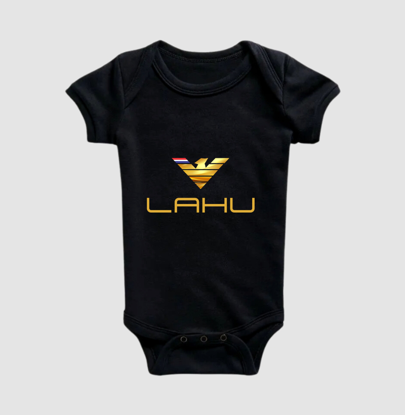 LAHU — DOURADO, IMPONENTE, INESQUECÍVEL ✨ Sobre o BRANCO profundo que abraça tudo, o ouro brilha com força própria — não pede atenção, a impõe. Acima, o símbolo que carrega a essência: traços nobres, brilho metálico que captura o olhar, a fênix erguida em tons de realeza — renascimento, vitória, poder.