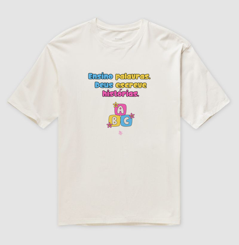 Ensino palavras. Deus escreve histórias - Camiseta Oversized