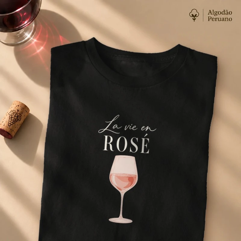Camiseta La Vie en Rosé – Taça de Vinho Rosé - Camiseta Algodão Peruano