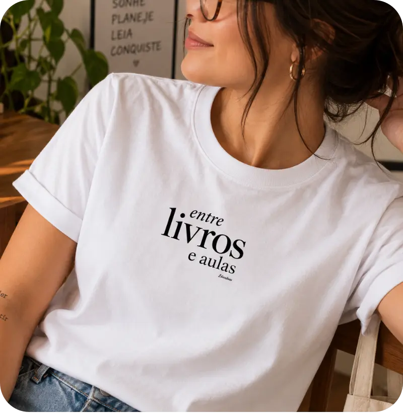 Camiseta Entre Livros e Aulas