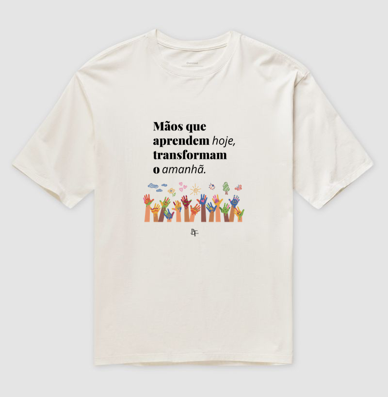 Mãos que aprendem hoje, transformam o amanhã - Camiseta Oversized