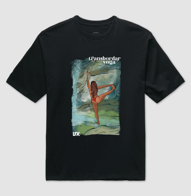 Mulher fazendo Utthita hasta padangusthasana V01