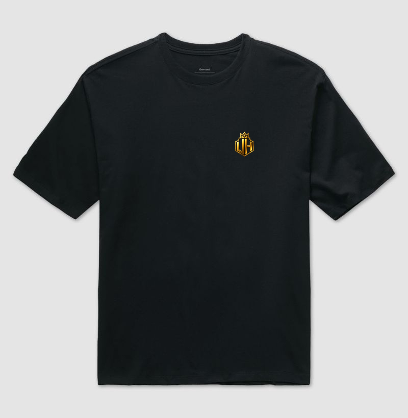 Design exclusivo com visual premium. Brasão dourado que transmite poder e sucesso. Estilo sofisticado e marcante para qualquer ocasião. - Camiseta Oversized