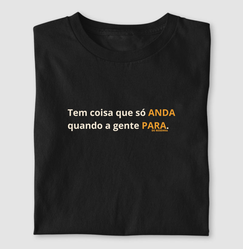 Tem Coisa que só Anda Quando a Gente Para - Camiseta