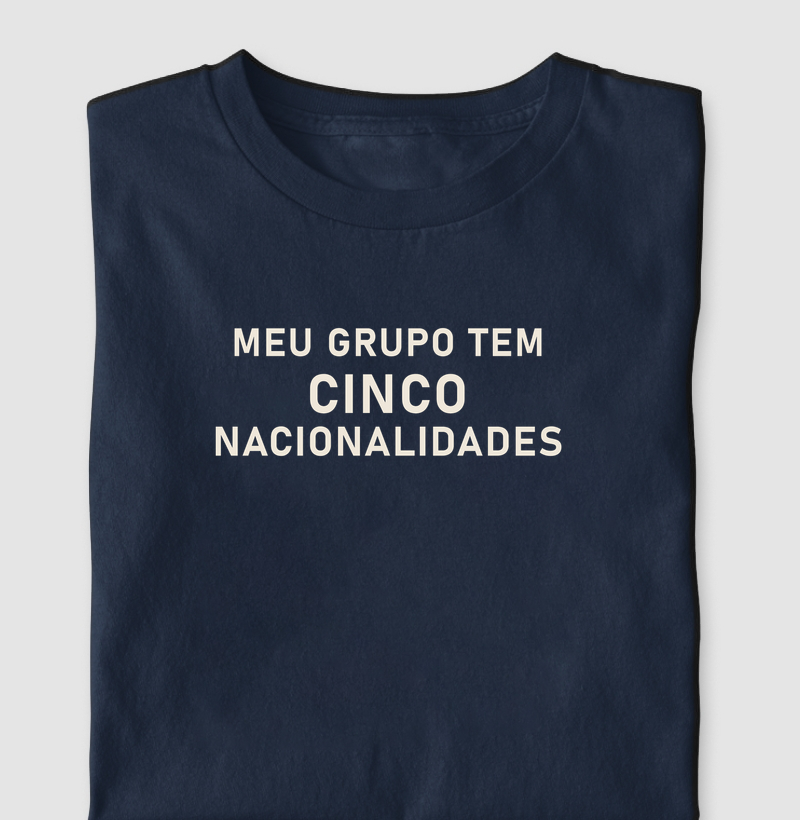 Camiseta Meu Grupo Tem Cinco Nacionalidades - Camiseta
