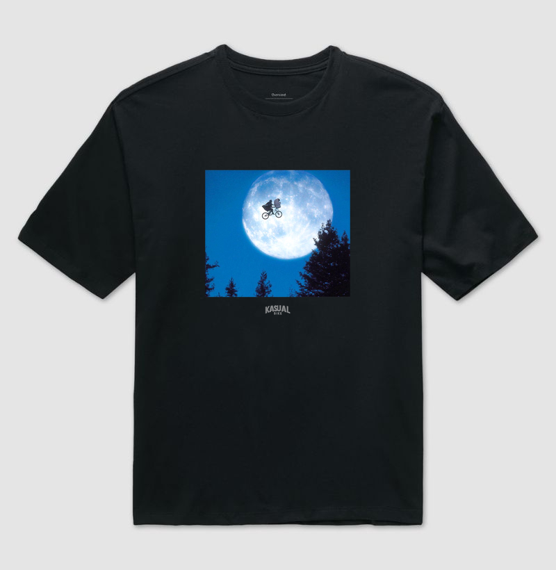 🛸 Estampa retrô com toque cinematográfico!