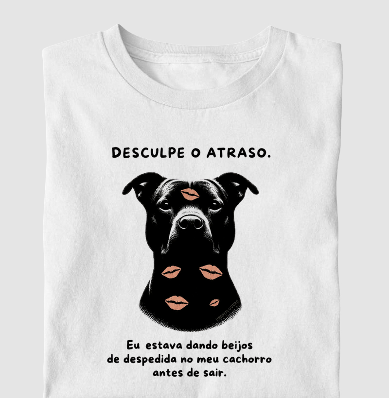 DESCULPE O ATRASO, ESTAVA DANDO BEIJOS DE DESPEDIDA NO MEU CACHORRO ANTES DE SAIR