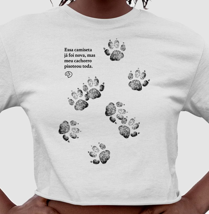 Essa camiseta já foi nova, mas meu cachorro pisoteou toda.