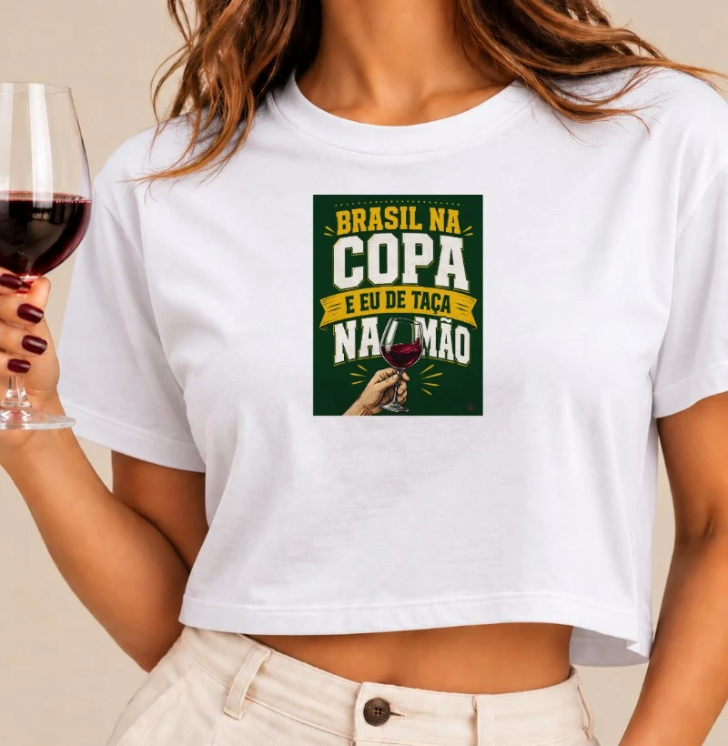 Camiseta Cropped Vinho - Brasil na Copa, Eu de Taça na Mão - Cropped