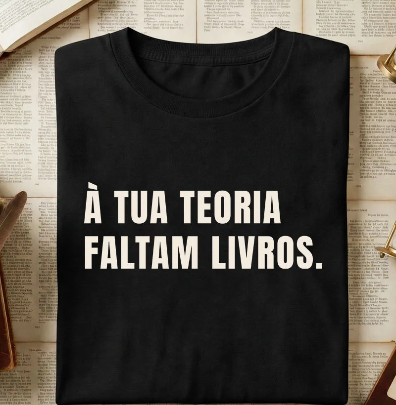 À Tua Teoria Faltam Livros - Camiseta