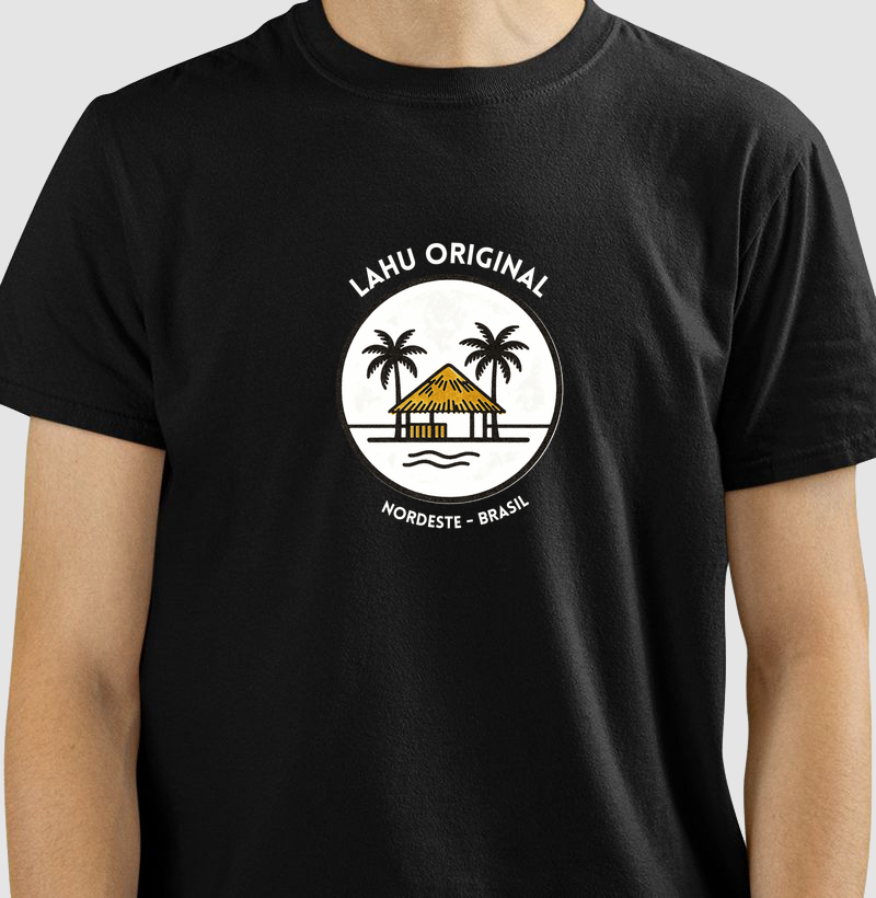 Vista essa estampa e leve consigo o orgulho e a beleza do Nordeste — onde cada detalhe conta uma história de calor humano, alegria e liberdade. É mais que uma arte: é um convite para viver o verão o ano inteiro. - Camiseta