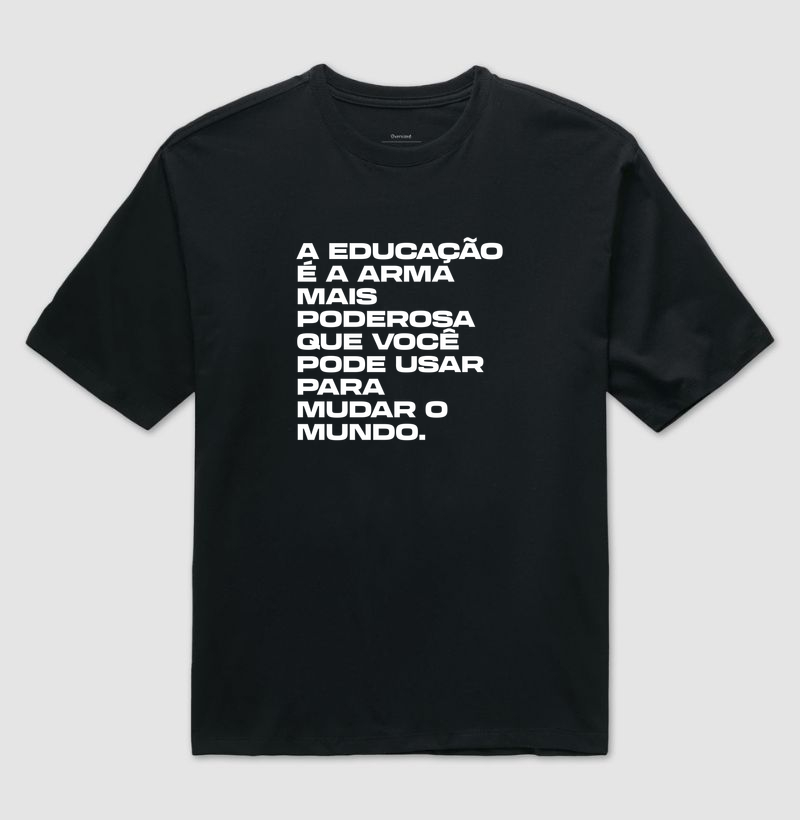 A educação é a armamais poderosaque você pode usar para mudar o mundo. - Camiseta Oversized